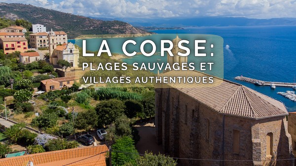 Vue sur un village corse authentique en bord de mer avec une église, des maisons colorées, la Méditerranée et un ciel d'été clair