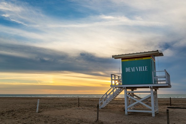 Tour de secours rétro sur la plage de Deauville au coucher du soleil en Normandie, France