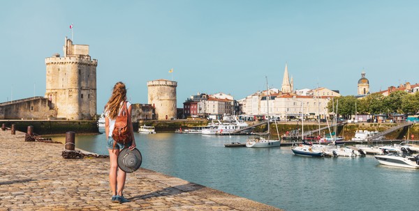Femme voyageant en France, La Rochelle, Sud-Ouest de la France, Nouvelle Aquitaine