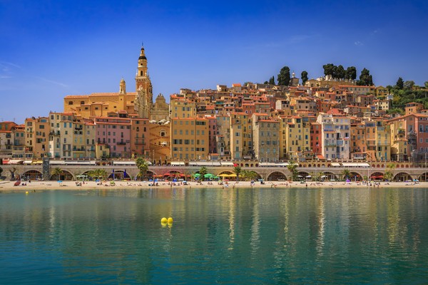 Façades colorées de la vieille ville au-dessus de la mer Méditerranée à Menton, dans le sud de la France