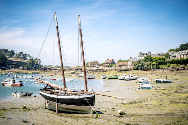 Bateau à voile traditionnel bretonne dans le port de Saint Guirec de la côte de granit rose en Bretagne, France
