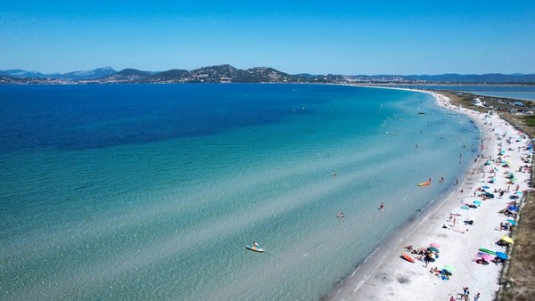 Plage de l’Almanarre à Hyères avec sable blanc, eaux turquoise et vue sur la presqu’île de Giens.