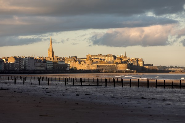 La lumière du matin sur la plage du sillon et la ville fortifiée. Saint Malo, France, Ille et Vilaine, Côte d’émeraude