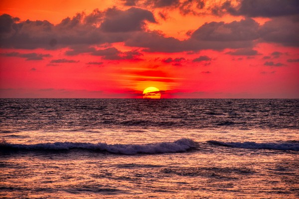 Coucher de soleil spectaculaire sur une plage en France avec reflets sur la mer