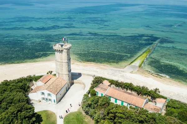 Plage de la Conche des Baleines et phare emblématique sur l’île de Ré