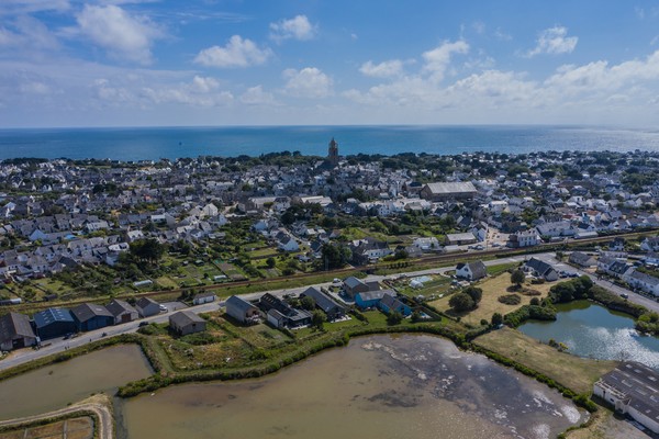 Vue aérienne des marais salants de Guérande et du village de Batz-sur-Mer dans le département de la Loire-Atlantique en Bretagne française