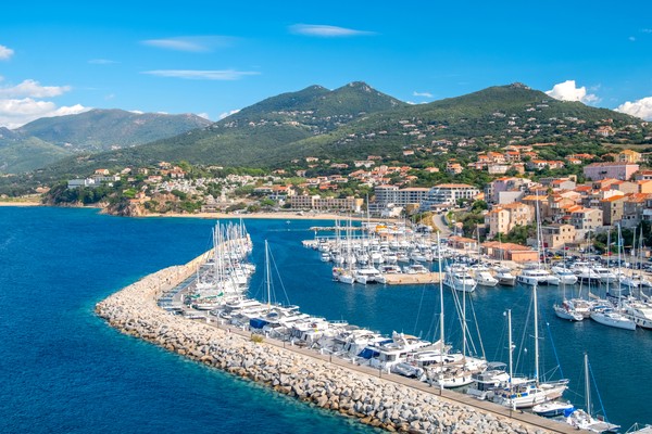 Yachts de luxe et petits bateaux de plaisance dans la ville de villégiature de Propriano, île de Corse du Sud, France, Europe