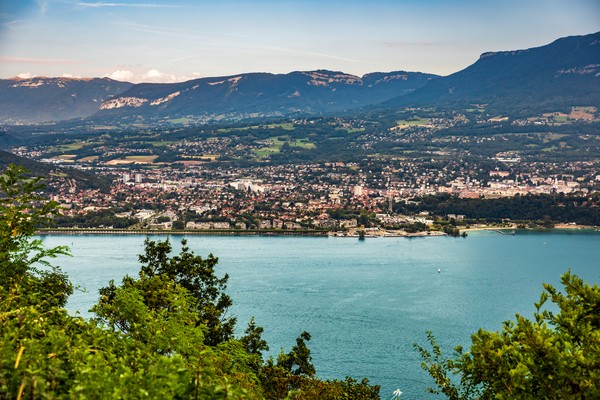 Point de vue sur la ville thermale d’Aix-les-Bains sur la rive du lac Bourget en Savoie au milieu des montagnes des Alpes au crépuscule