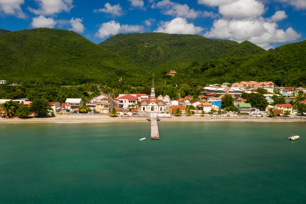 Vue aérienne de la pittoresque église Saint-Henri aux Anses-d’Arlet