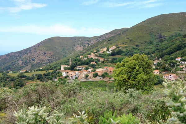 Appietto, Corse, Corse, France - vue aérienne au-dessus d’un petit village