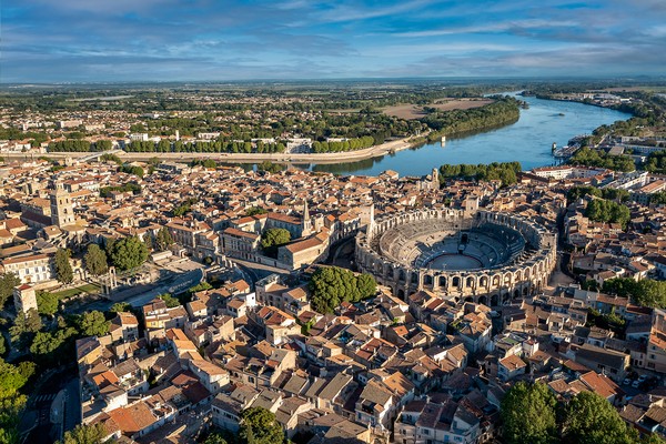 Panorama aérien d’Arles, Bouches-du-Rhône, Provence, France