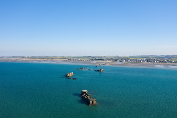 Vestiges du port de Mulberry dans les eaux bleues d’Asnelles