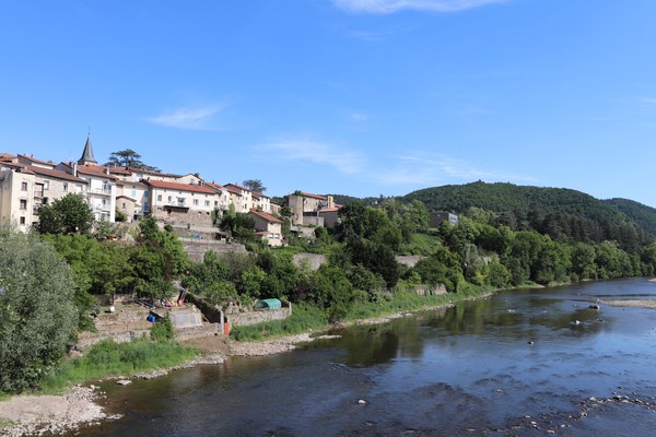 Vue générale du village de Aurec sur Loire le long du fleuve la Loire