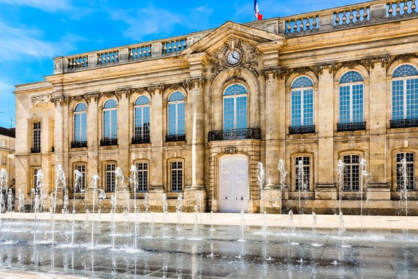 Fontaine en face du bâtiment de l’hôtel de ville. Beauvais, France