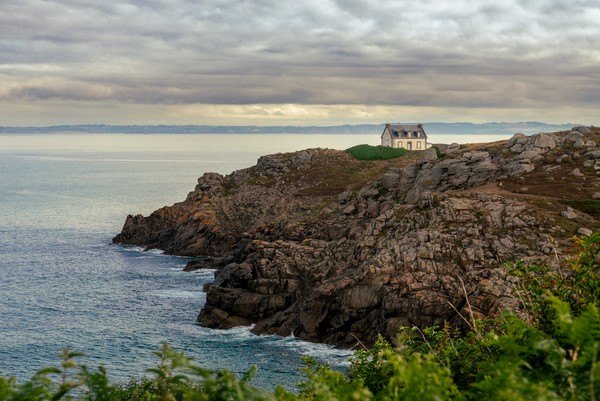 Le phare de la Pointe du Millier (Maison Phare), près du village de Beuzec-Cap-Sizun, dans le Finistère, en Bretagne, en France.