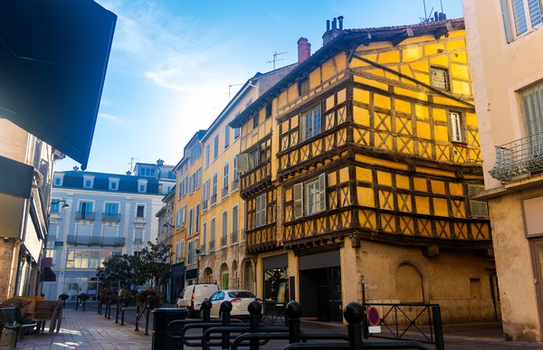 Maison médiévale à colombages dans la petite ville Français de Bourg-en-Bresse