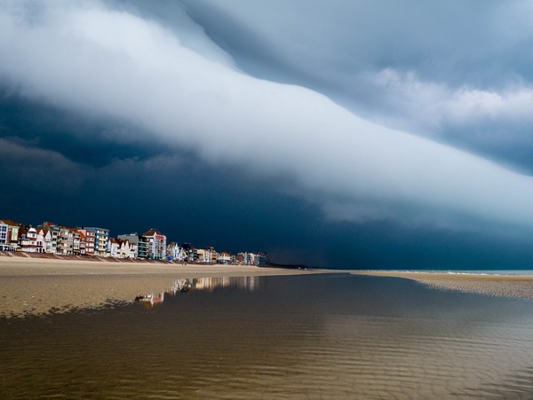 Un orage approchant les bâtiments en bord de mer à Bray-Dunes dans le nord de la France,