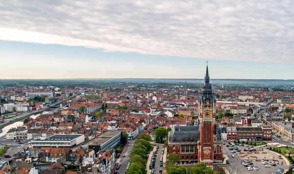 Vue aérienne de la ville de Calais beffroi