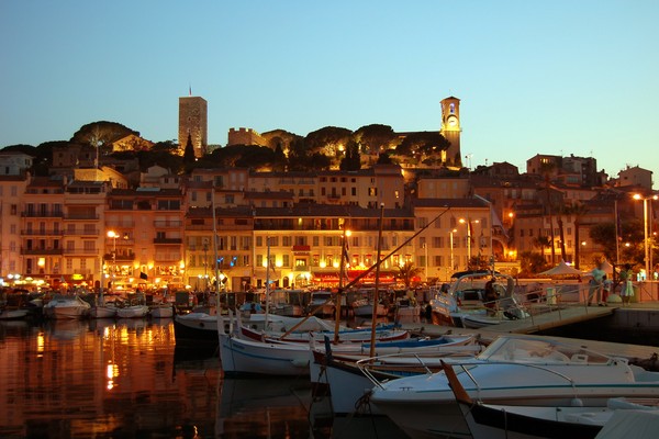 Ville de Cannes dans la soirée.