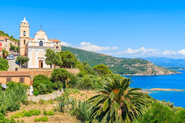 Église typique sur l’île de la côte de la Corse dans le village de Cargese, France