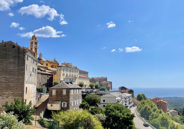 Vue panoramique du village de montagne de rêve de Cervione en Castagniccia, Corse.