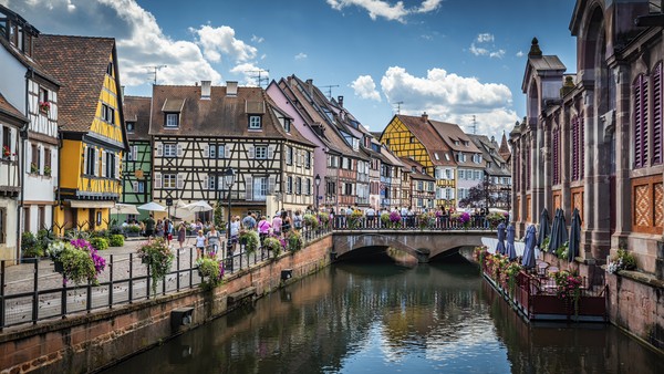 Colmar, quartier de la Petite Venise avec maisons à colombages en Alsace, France