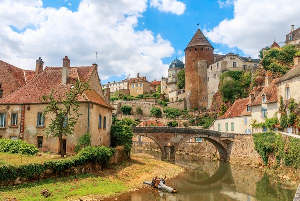 Fleuve pittoresque ville médiévale de Semur en-Auxois