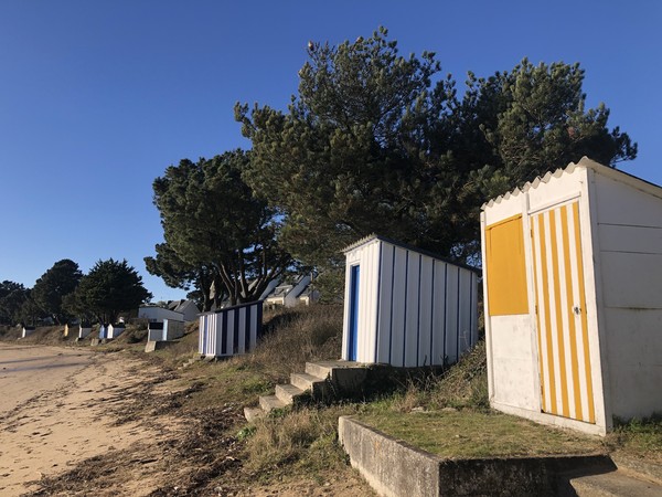 Cabanes en bois coloré sur la plage, à Damgan, en Bretagne, en France