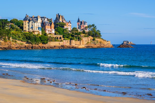 Plage de sable et villas historiques à Dinard, Bretagne, France