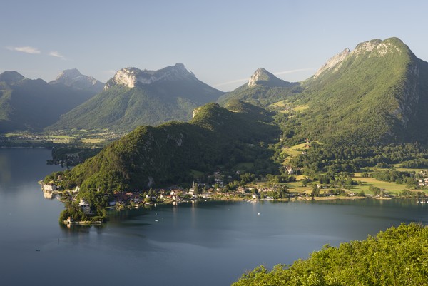 Les forêts et montagnes sur le lac Annecy après le lever du soleil