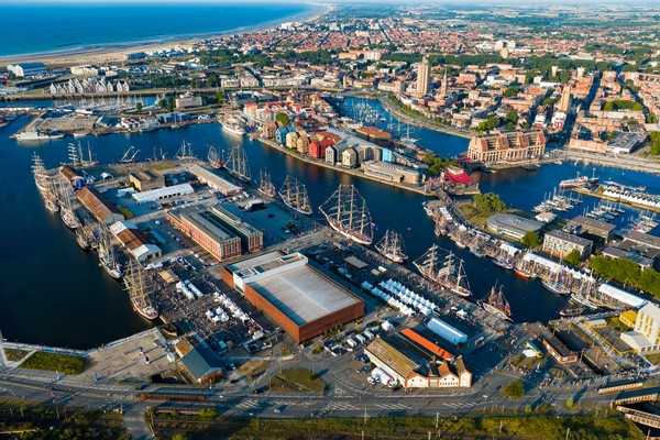 Ville de Dunkerque avec vue aérienne sur le port.