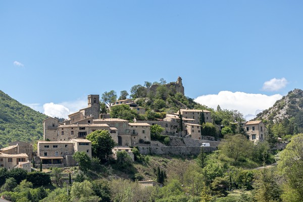 Vue sur le village et le château d’Entrechaux dans le Vaucluse