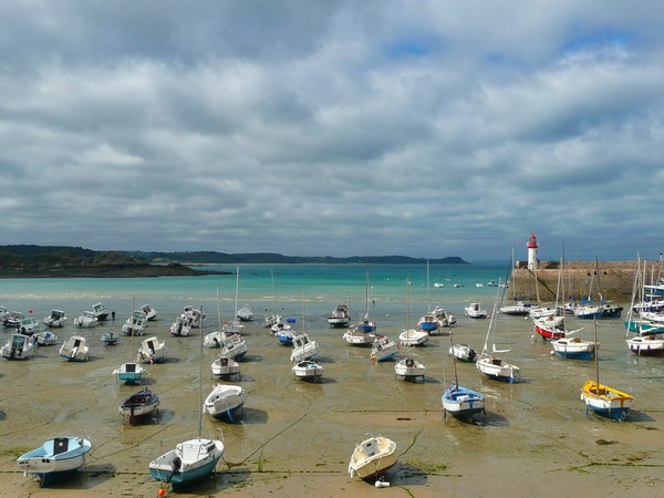 Erquy, France, 16/08/2010 Description : Bateaux de pêche dans le port d’Erquy à marée basse, Bretagne, France
