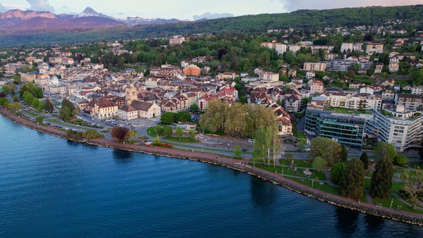 Vue aérienne de la ville d’Évian-les-Bains en France