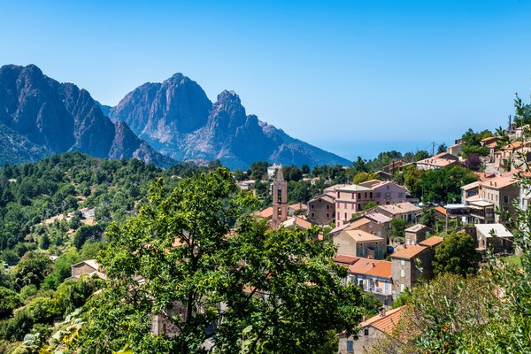 Paysage avec Evisa, village de montagne dans le département de la Corse-du-Sud de l’île de Corse, France