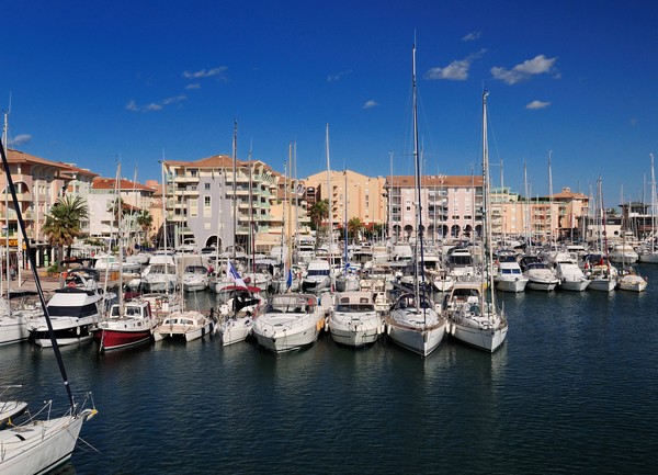 Bateaux de luxe dans le port de plaisance de Fréjus en France