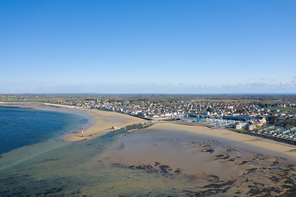 Panorama côtier de Grandcamp-Maisy à marée basse