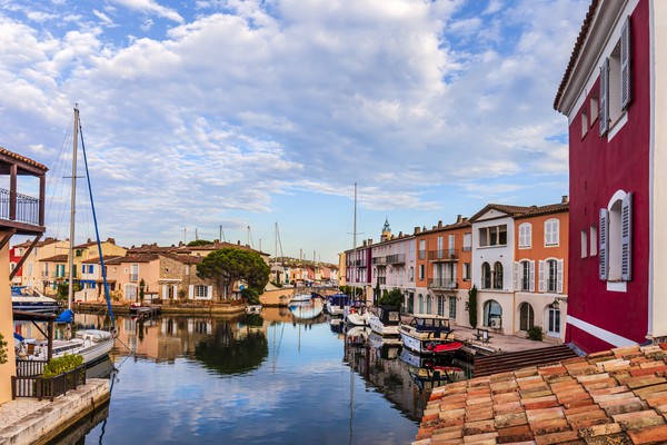France, Chaînes et bâtiments colorés de Port Grimaud