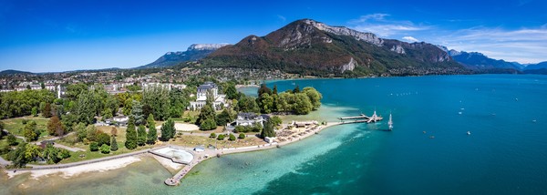 Vue aérienne du centre-ville d’Annecy, plage de l’impérial ou plage impériale en Haute Savoie, France