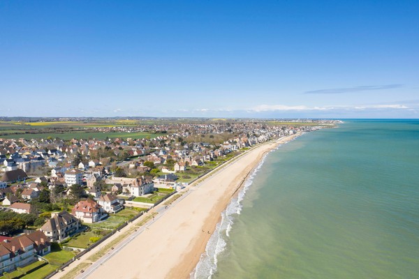 La plage de Sword beach à Hermanville-sur-Mer en France, en Normandie, dans le Calvados, au bord de la Manche.