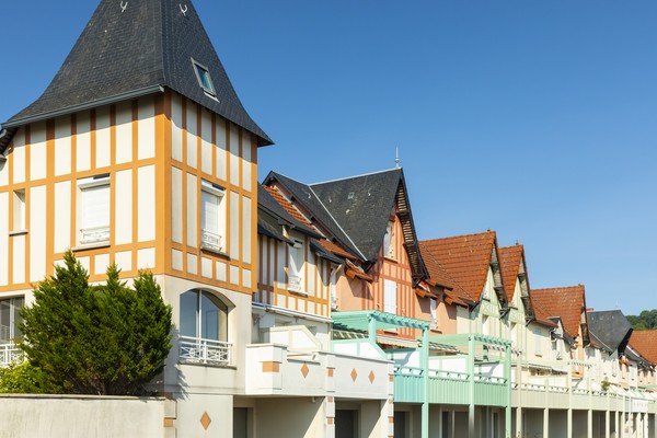 Une enfilade de bâtiments au port de plaisance de Dives-sur-Mer, Cabourg et Houlgate
