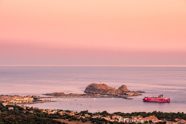 Corsica Linea ferry à Ile Rousse en Corse