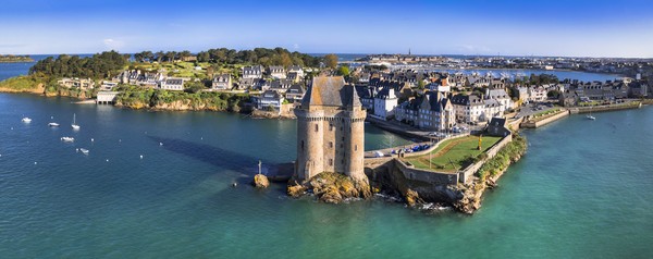 France, Bretagne, voyages et monuments. vue aérienne de la tour Solidor et de la cité médiévale de Saint Malo. Destination et attraction touristiques populaires.