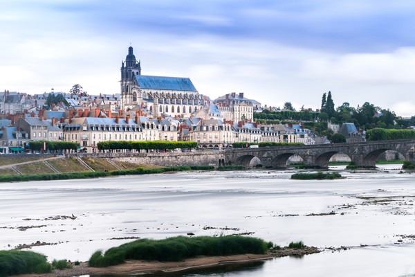 Chateau de Blois avec le fleuve Loire