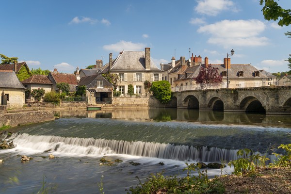 Pont sur la rivière Endr avec le barrage et d’anciens bâtiments résidentiels par une journée d’été ensoleillée, Azay-le-Rideau, Indre-et-Loire, France
