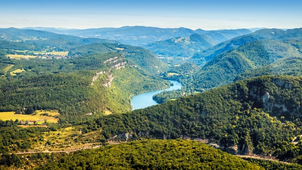Vue aérienne du français de la vallée de la rivière d’Ain Bugey montagnes Auvergne-Rhone-Alpes en été