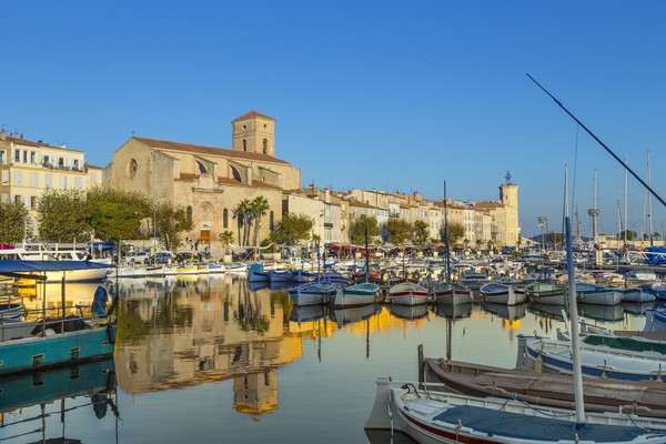 Yachts se reflétant dans l’eau bleue à La Ciotat