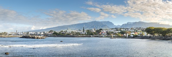 Vue panoramique sur la ville de Saint Pierre et le port de l’île de la Réunion
