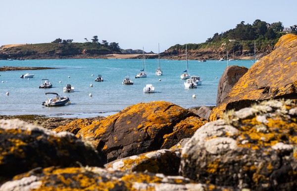 Photographie dans l’après-midi de la baie et des bateaux à Lancieux depuis les rochers, Bretagne, France