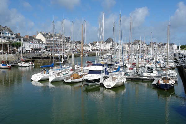 Les yachts de stationnement dans La Pouliguen, Bretagne, France.
